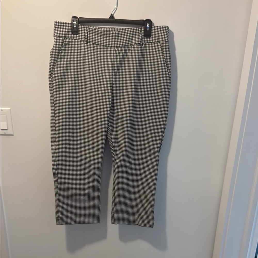 Women’s  Black and White Checkered capris